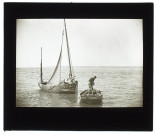 [Un pêcheur rejoignant son bateau "StVSS 1807" avec sa barque "Valery et Nathalie"]