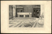 Fonds baptismaux et pierre de gresset dans la cathédrale d'Amiens