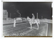 Vue prises rue des courses, chasseur à cheval, v. coté sur la chaussée - juillet 96
