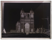 [Marseille : la cathédrale de la Major ou basilique de Sainte-Marie-Majeure vue de face. Elle a été construite dans la seconde moitié du XIXe siècle, entre 1852 et 1893. Des échafaudages ont été placés entre les deux clochers pour la réalisation de travaux]