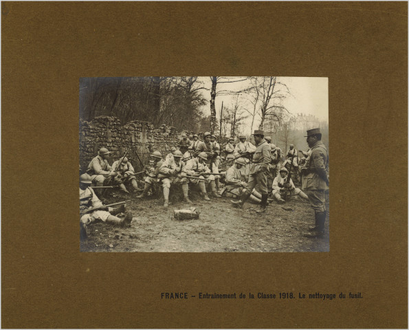 FRANCE. ENTRAINEMENT DE LA CLASSE 1918. LE NETTOYAGE DU FUSIL