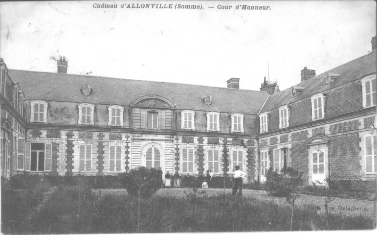 Château d'Allonville (Somme). Cour d'Honneur