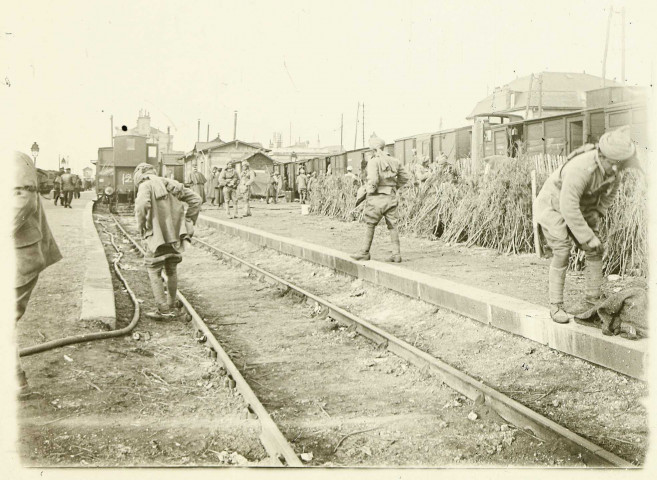 Soldats hindous dans une gare