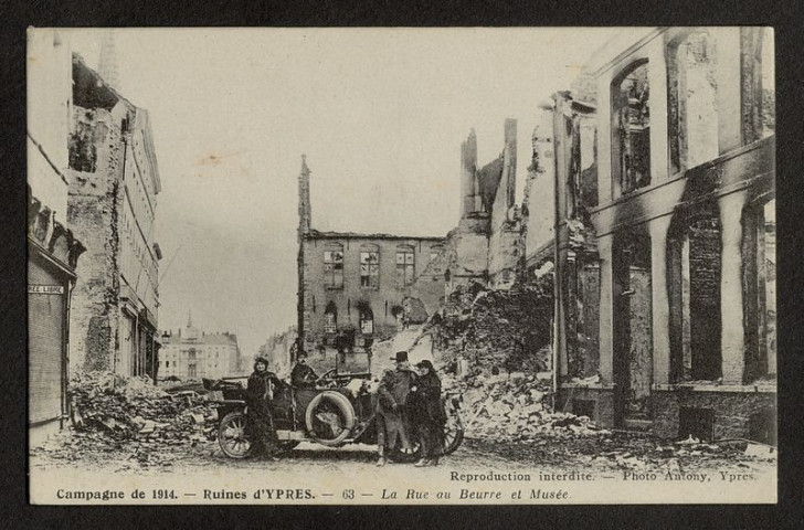 CAMPAGNE DE 1914. RUINES D'YPRES. LA RUE AU BEURRE ET MUSEE