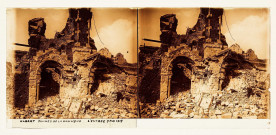 Albert (Somme). Ruines de la basilique, l'entrée
