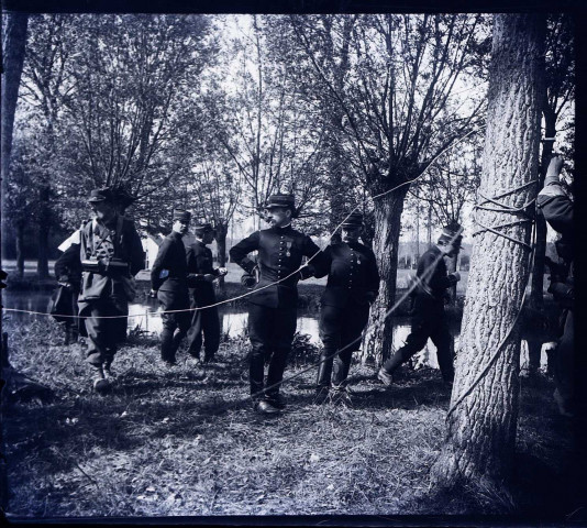 Manoeuvres militaires de Picardie du 2e Corps d'Armée : installation des cordages au dessus d'une rivière afin de faire passer le matériel et les hommes au moyen d'une tyrolienne