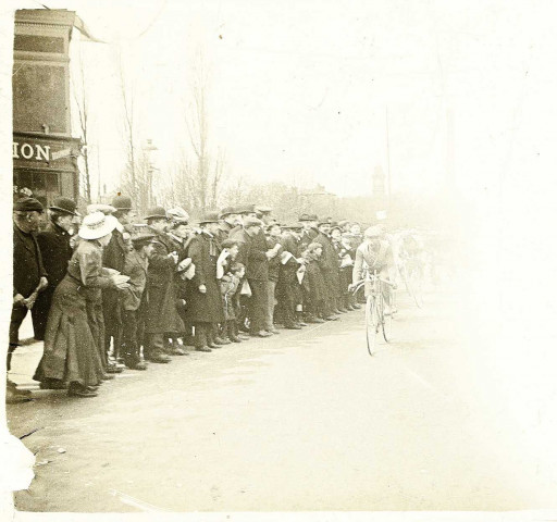 Amiens (Somme). Course cycliste : la foule regarde le passage des coureurs sur l'esplanade Saint-Roch, en bas de l'avenue Foy