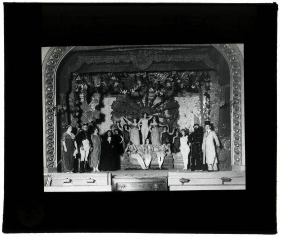 Amiens. Scène de revue à l'Alhambra en 1914