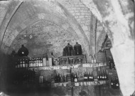 Amiens, 6 place Saint-Martin à Amiens, cave voûtée (XIIIe siècle) de la pharmacie Bienaimé : voussures, niches pour les bouteilles (vin, cidre, eau de Vittel, etc.) et pots en grès