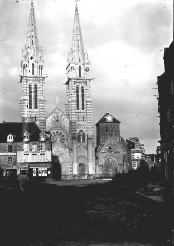 La Ferté-Macé (Orne). L'église et le café-retaurant "Provost-Lemorteux"