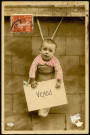 Carte postale intitulée "Vendu !", représentant un bébé suspendu dans un sac. Correspondance de Sosthènes et Louise Delassus adressée à Amica Guyon au Quesnoy, annonçant la naissance de leur fils Martial