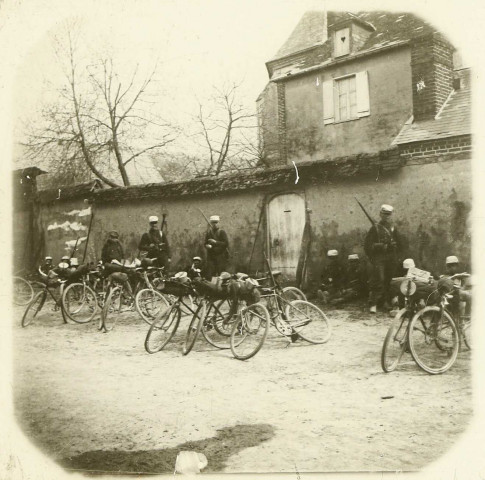 Manoeuvres militaires de Picardie du 2e Corps d'Armée : Compagnie cycliste devant une grande bâtisse dans un village de la Somme ou de l'Oise
