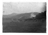 Paysage de montagne, traversé par un train à vapeur