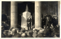 Guerre 1914 1918. Cérémonie d'inauguration du monument aux morts dédié aux élèves de l'école des Beaux Arts devant la bibliothèque municipale