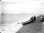 Paysage du littoral : les pêcheurs remontant leur barque sur la plage