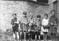 Molliens-au-Bois. Portrait des enfants de choeur tenant les crécelles des fêtes de Pâques