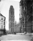 Rouen (Seine-Maritime). La Tour de Beurre de la cathédrale. Magasin de corsets et de corsages "A la Tour de Beurre". Voiture hippomobile