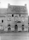 La Maison échevinale dite Maison des templiers à Domart-en-Ponthieu, devenue "Café Arthémi-Dumège - vente et achat de chevaux"