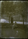 Martinsart (Somme). Femmes puisant de l'eau dans la mare à l'angle de la rue de Becquette et de la Place Publique