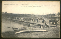 La Grande guerre 1914 dans le Nord - Un pont de bateaux construit par le génie français, traversé par un convoi de Spahis algériens