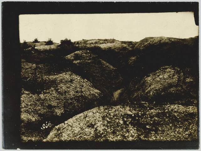 PHOTOGRAPHIE MONTRANT UN RESEAU DE TRANCHEES EN CHAMPAGNE. LEGENDEE AU DOS. AYANT APPARTENU A MONSIEUR LANGFELD