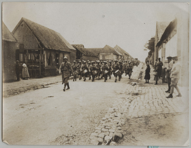 36E INF. DEFILANT DANS CATIGNY