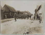 36E INF. DEFILANT DANS CATIGNY