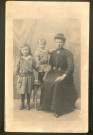 Mère posant avec ses enfants