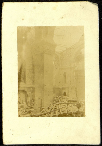 Mai 1915. Intérieur de l'église d'Albert (Somme)