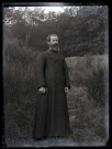 Portrait en pied d'un prêtre