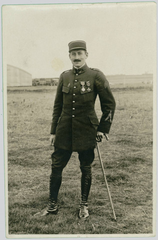 CARTE-PHOTO MONTRANT LE PORTRAIT, EN PIEDS, D'UN SOLDAT FRANCAIS APPUYE SUR UNE CANNE. (14156 A 14300 : LOT DE DOCUMENTS ET OBJETS AYANT APPARTENU AU LIEUTENANT OBSERVATEUR VICTOR BONNET)