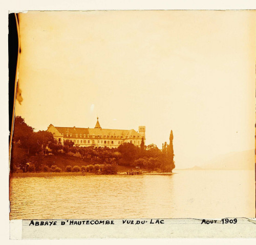 Abbaye de Hautecombe vue du lac du Bourget
