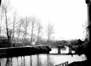 Vue d'une passerelle sur le canal de la Somme
