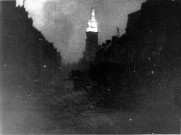 Guerre 1939-1945. Vue nocturne de l'église Saint-Honoré incendiée
