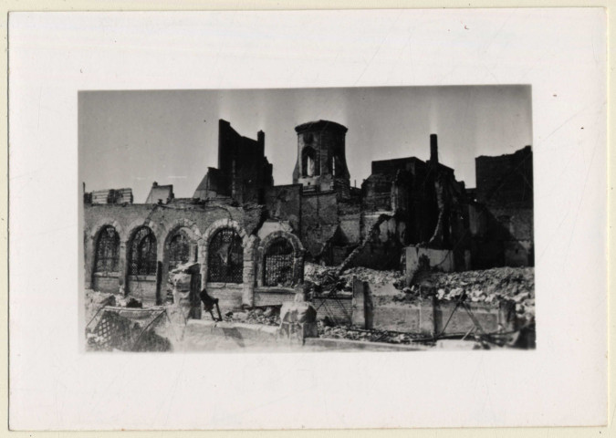 Amiens. Le marché Lanselles et le beffroi après les bombardements de 1940