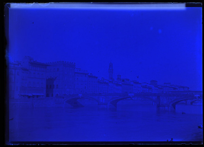 [Florence : pont de la Saint Trinité (Ponte Santa Trinita) enjambant le fleuve Arno]