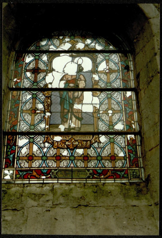L'Etoile (Somme). Ruines de l'église : les restes du vitrail Saint-Jacques