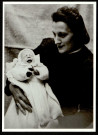 Cilly Affenkraut tenant son bébé dans les bras