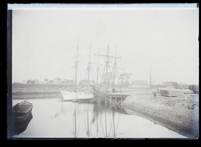 Gravelines vue prise sur le pont - entrée du port - octobre 1899