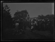 [Fête de Jeanne d'Arc à Camiers - octobre 1909. Attroupement pour un sermon en plein air]