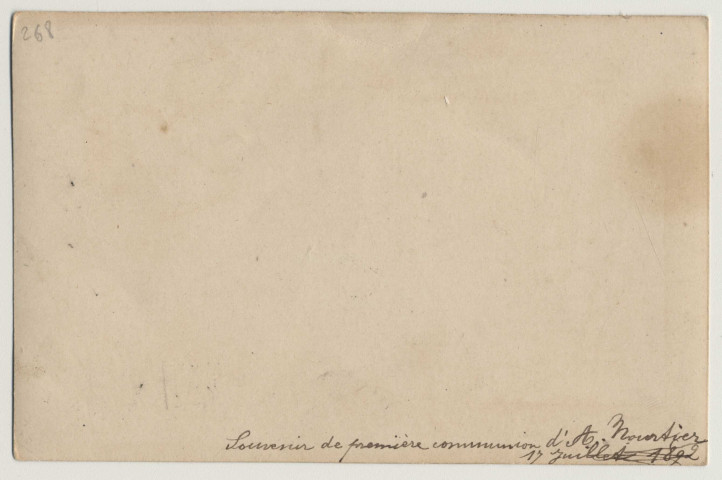 Ô colombe fidèle, messagère de paix, emporte sous ton aile mes voeux et mes souhaits. Une colombe et des fleurs. Souvenir de première communion d'A. Mourtier le 17 juillet 1892