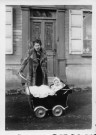 Molliens-Vidame. Gisèle Menu, épouse de Louis Derny, et le petit Philippe Derny dans sa poussette, devant la maison familiale