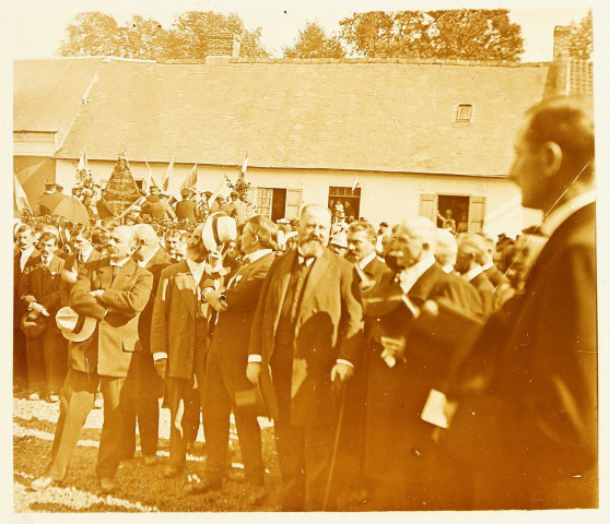 Officiels rassemblés dans le cadre d'une cérémonie commémorant la guerre 1914-1918. Au second plan, la fanfare municipale de Bouquemaison et Neuvillette