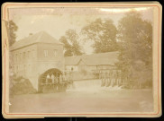 Le moulin d'Occoches. Le meunier, Alphonse Bray, et sa famille posant devant le moulin près de la roue à aube