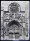 Mailly-Maillet (Somme). Eglise Saint-Pierre ;détail scuplté de la façade principale