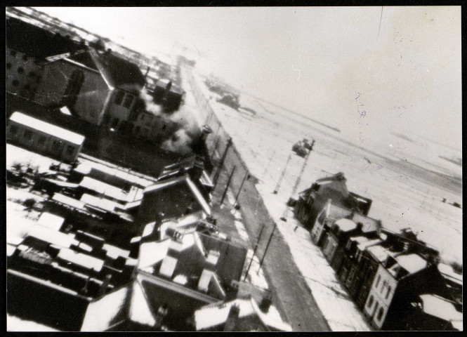 Le bombardement de la prison d'Amiens (opération Jéricho). Photo prise de la caméra embarquée d'un des avions Mosquitos du 487e Squadron. Ce cliché montre le paysage et les bâtiments enneigés et l'impact explosif d'une bombe
