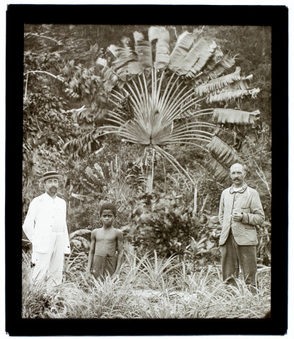 [Deux membres de l'expédition malgache avec un jeune autochtone]