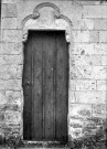 Eglise de Pernois, vue de détail : une petite porte