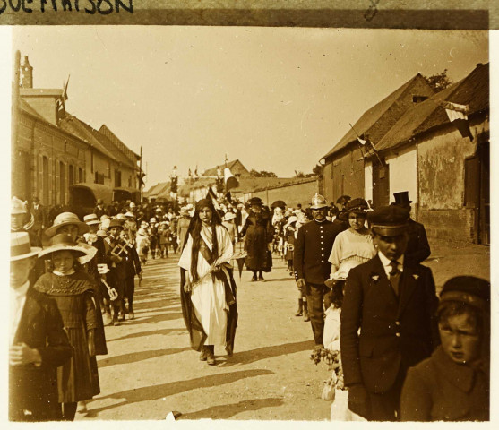 Cortège dans le cadre de festivités commémorant la guerre de 1914-1918