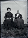 Deux vieilles dames assises